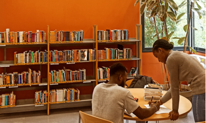 bibliothécaire aidant un élève