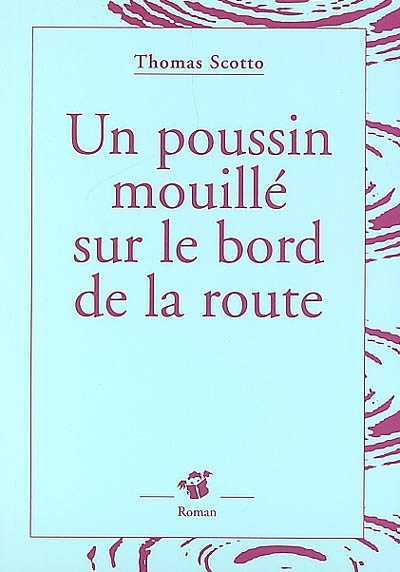 Un poussin mouillé au bord de la route - 