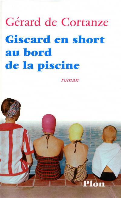 Giscard en short au bord de la piscine - 