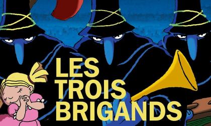 Accéder à l'événement "Cinéma : "Les trois brigands"". Visuel : Affiche du film "Les trois brigands" sur laquelle on peut voir 3 hommes en noir, l'un tenant une trompette, et une petite fille blonde portant une robe rose.