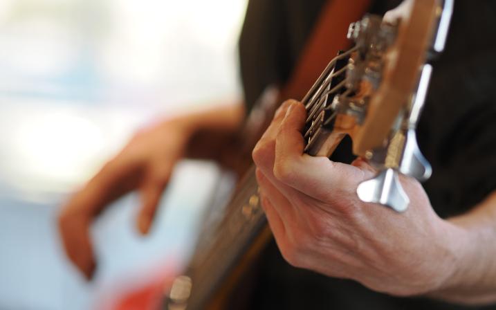 zoom sur des mains tenant une guitare