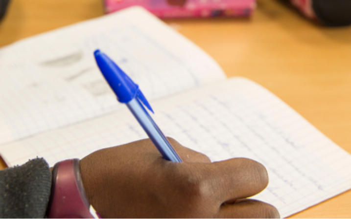 enfant écrivant sur un cahier