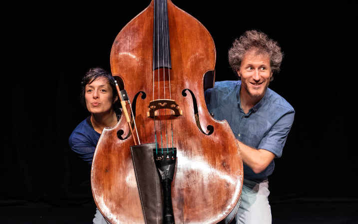 Photogrpahie de Barbara Glet et Louis Galliot portant un instrument à corde