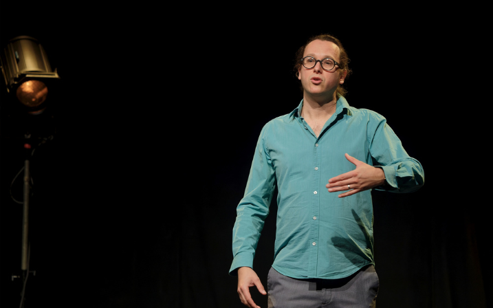 Photo de Julien Tauber pendant son spectacle 